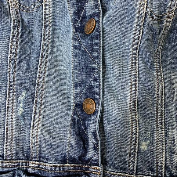 American Eagle “medium wash” slightly distressed jean jacket, size medium - Picture 5 of 7